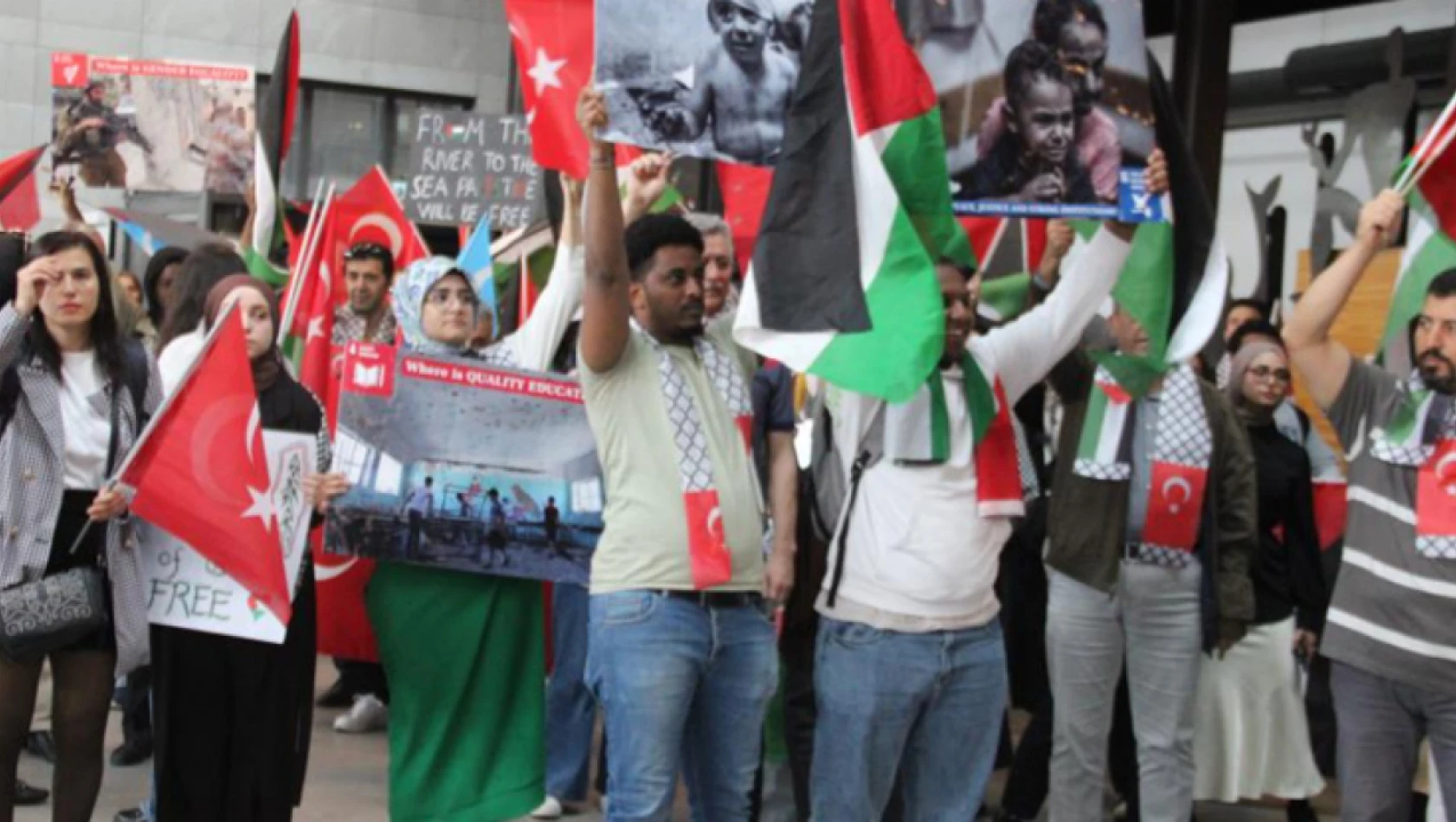 AGÜ'de Filistin'e destek yürüyüşü!