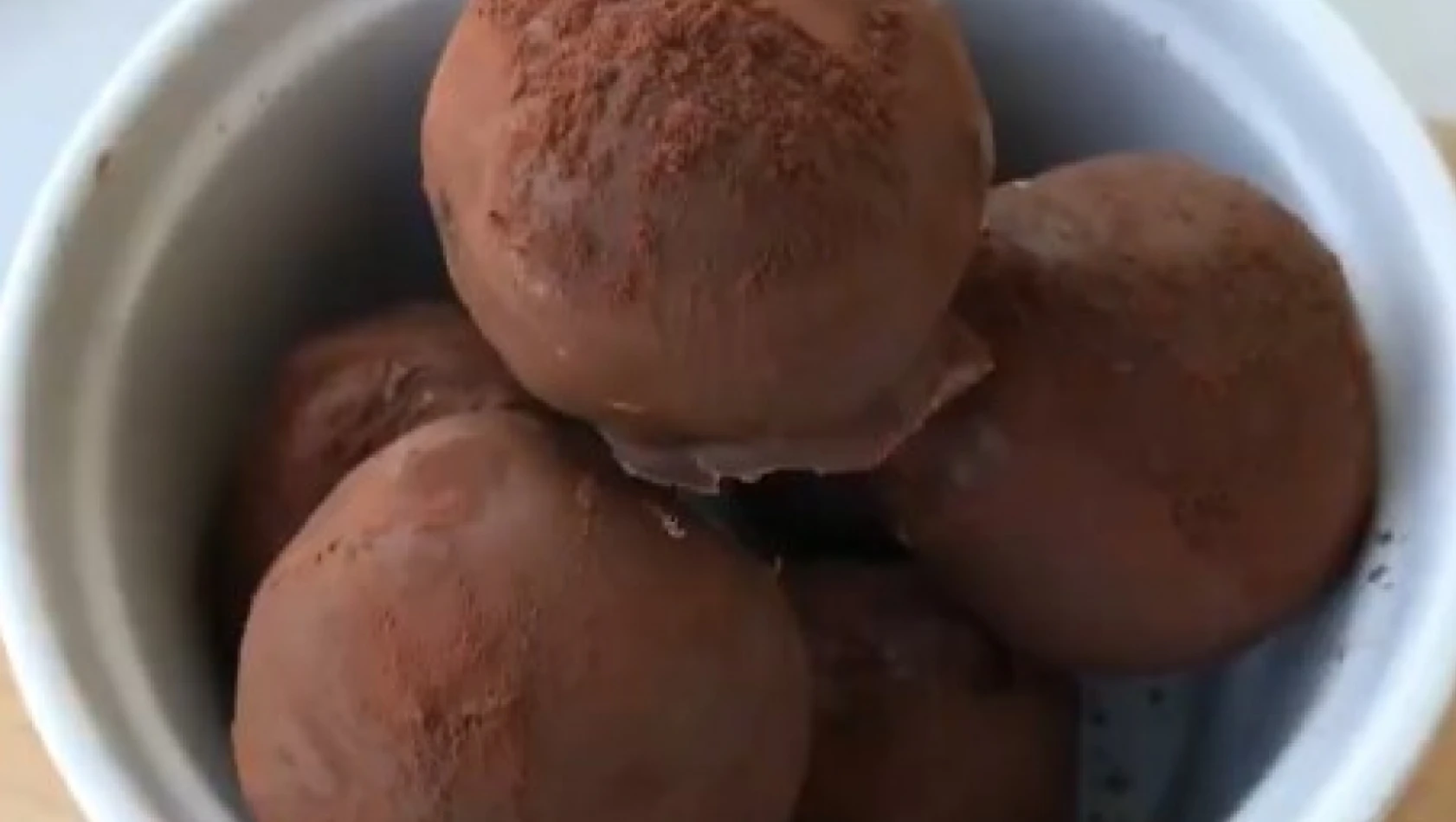 Az Malzemeli Tarifler – Şekersiz Brownie Topları!