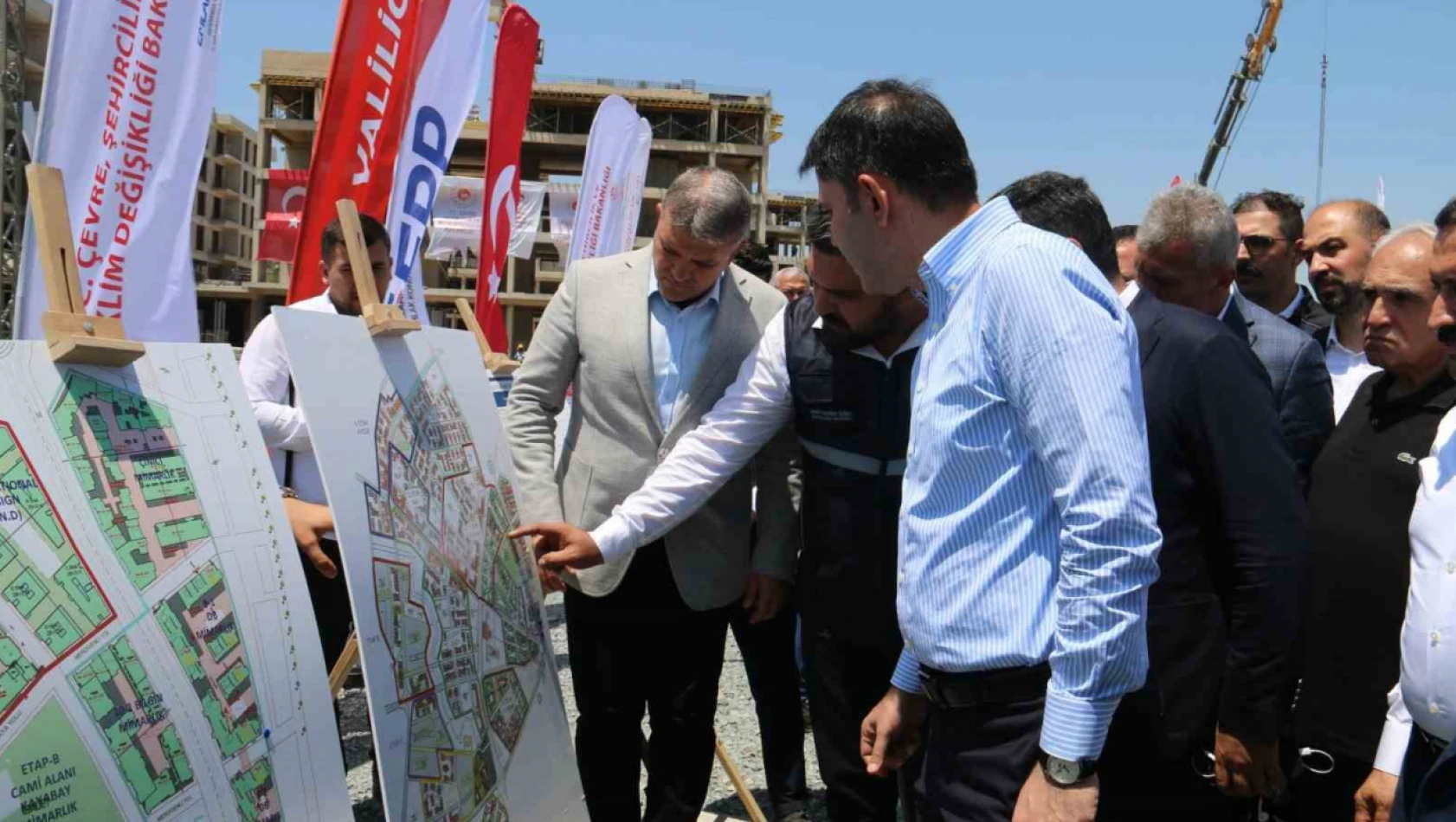 Bakanı Murat Kurum, deprem bölgesindeki temaslarını sürdürmeye devam ediyor!