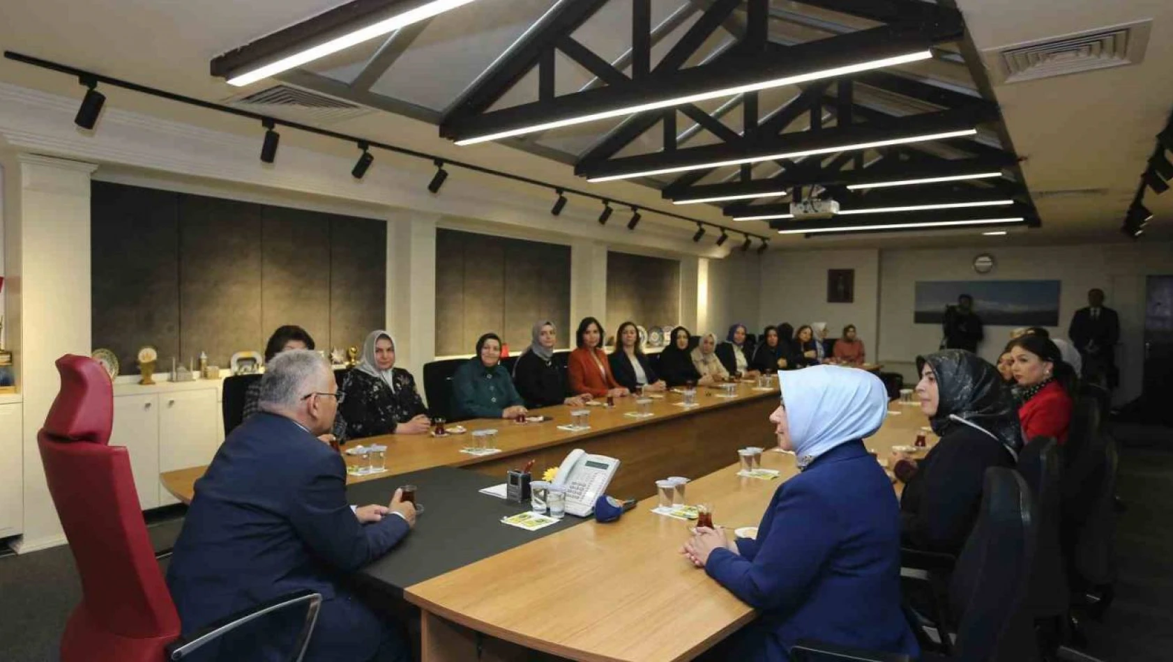 AK Partili Kadınlar Başkan Büyükkılıç'ı Ziyaret Etti