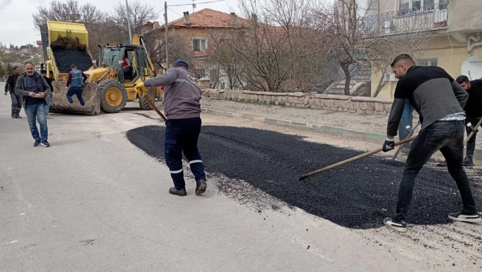 Bünyan Belediyesi bozulan yolları onarıyor