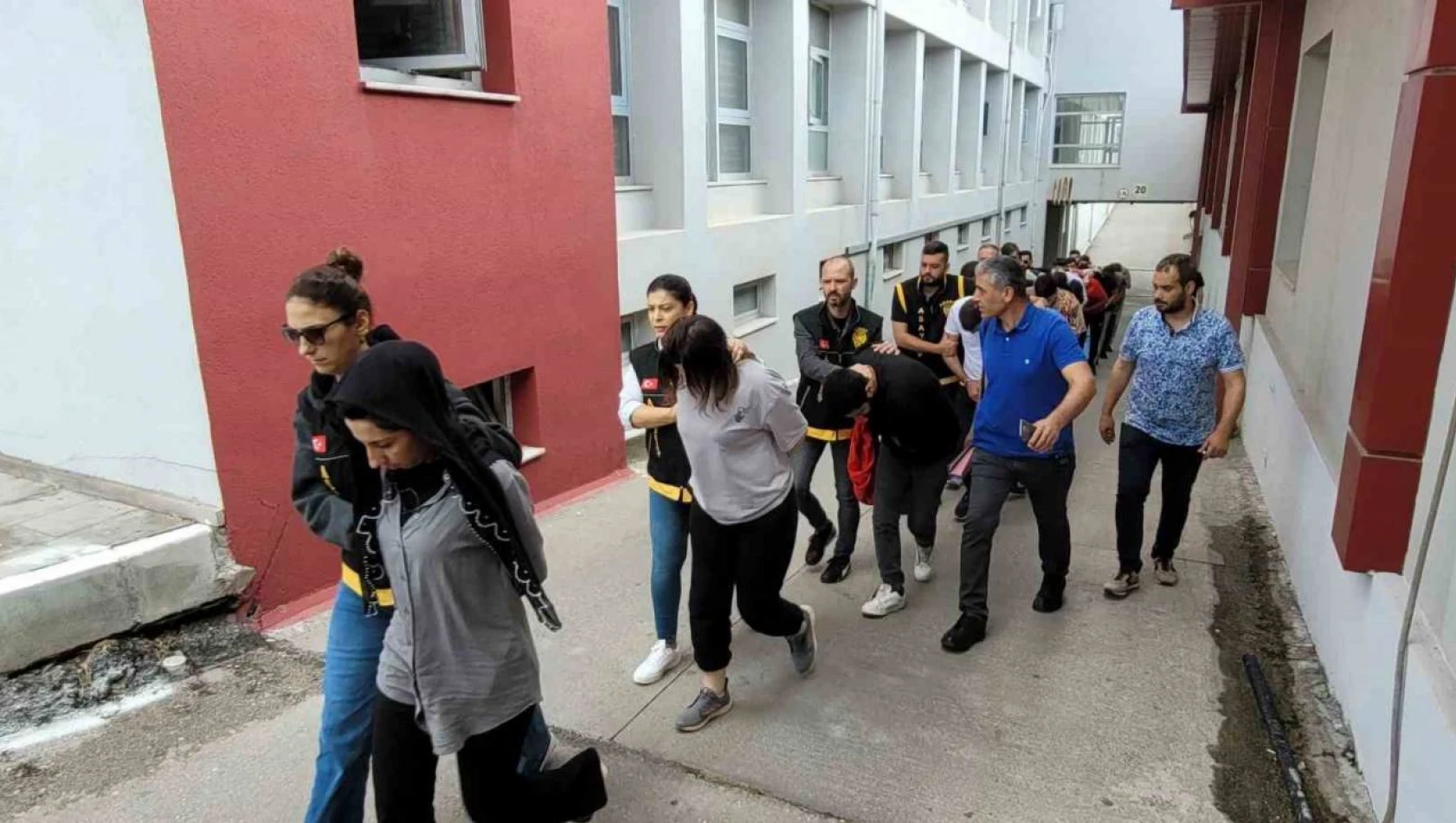 Adana'da 18 Kişi Tutuklandı!