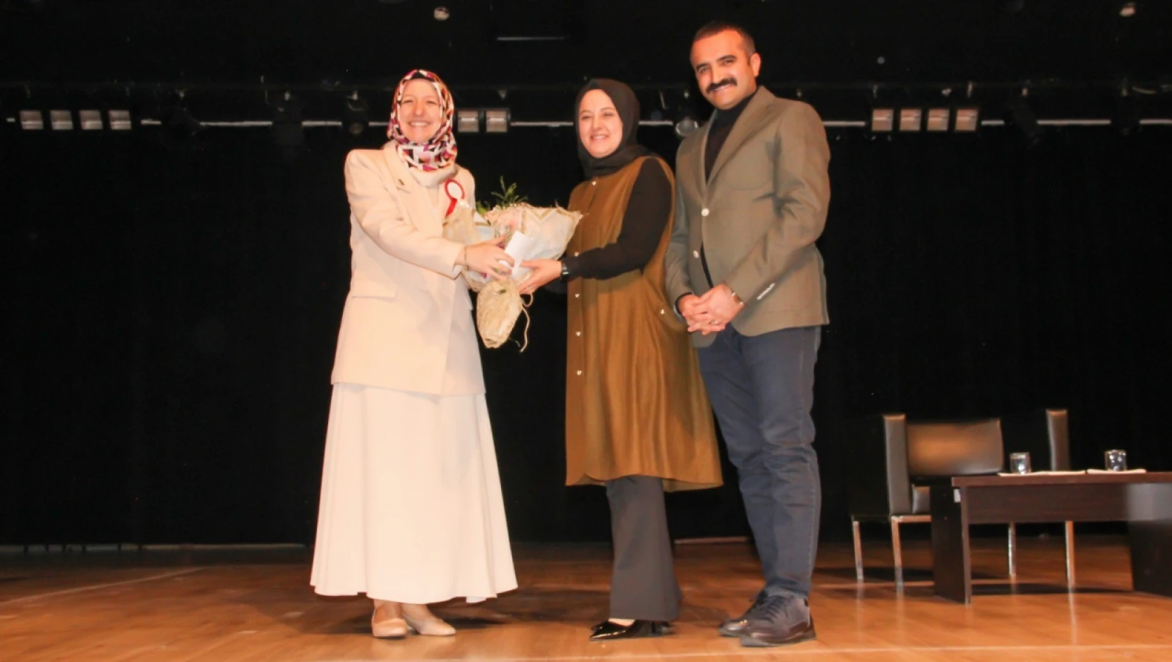 Eğitimci yazar Kayseri'de seminer verdi