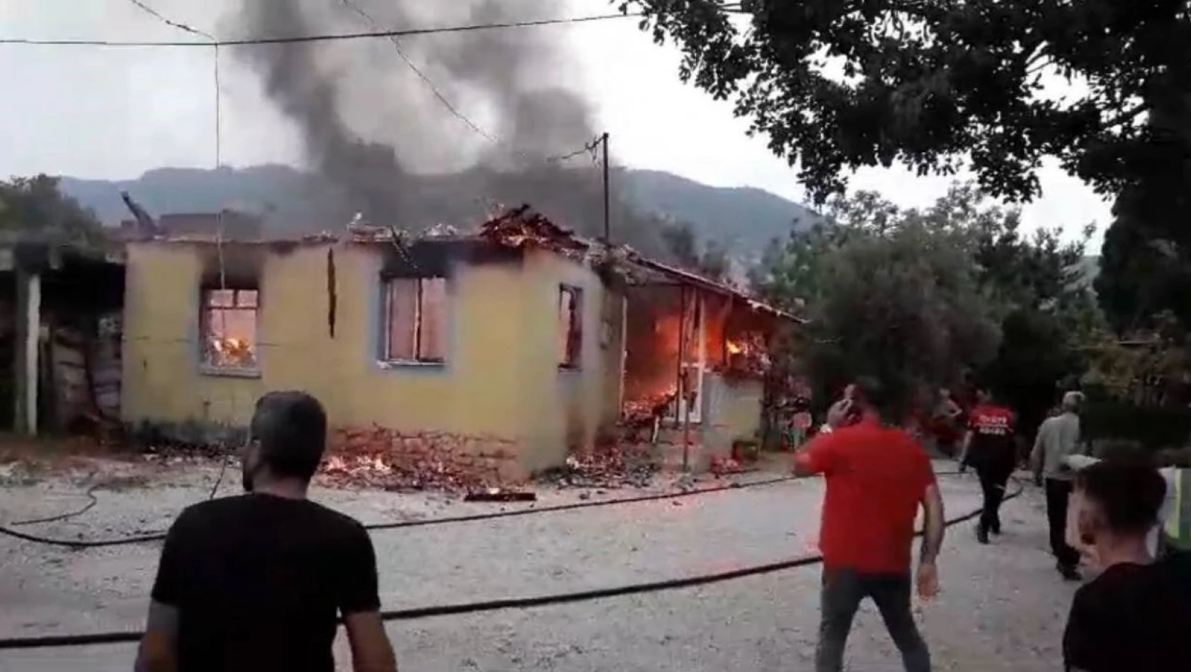 Adana'da korkutan yangın