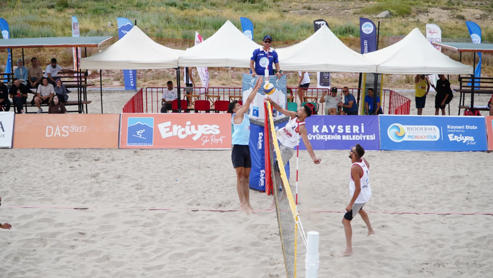 Erciyes'te plaj voleybolu turnuvası tüm hızıyla devam ediyor