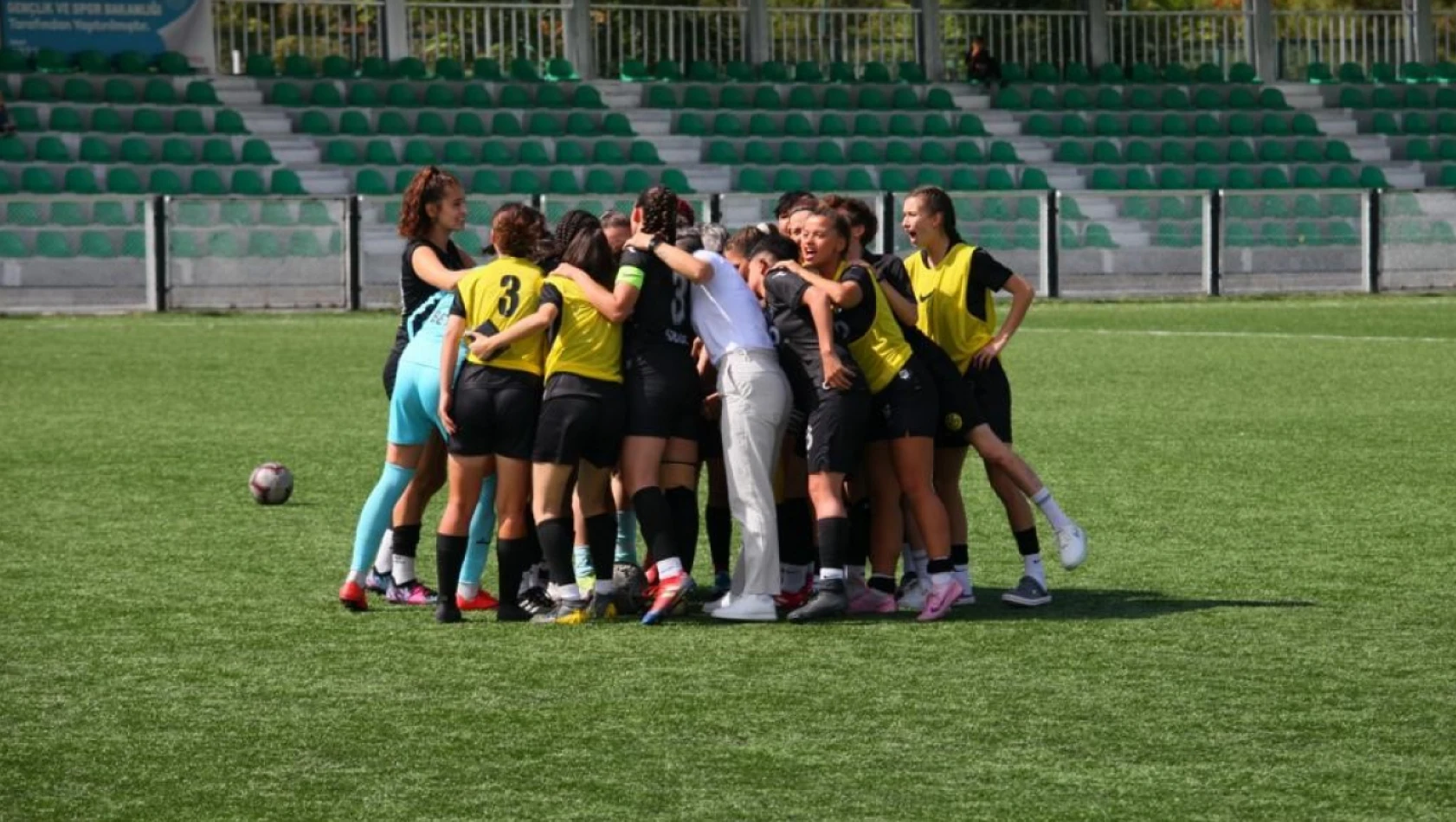 Eskişehirspor Kadın Futbol takımı Kayseri'de tur atladı