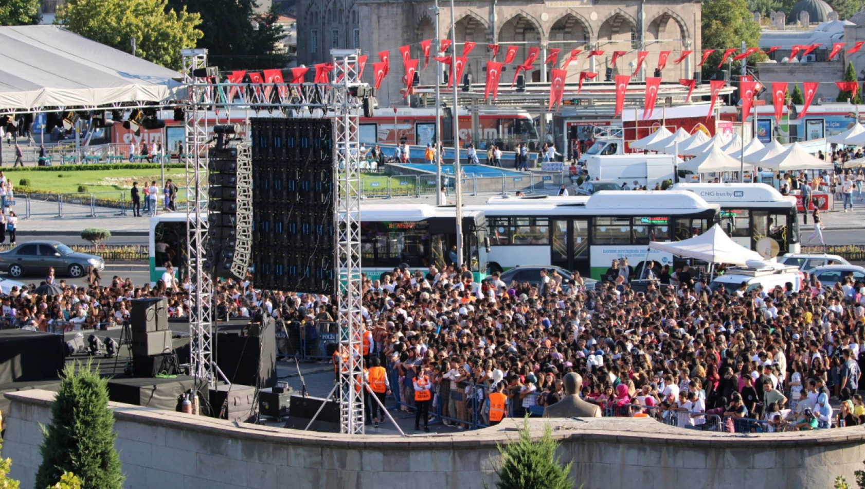 Gençler Cumhuriyet Meydanı'na akın etti!  İşte son görüntüler…