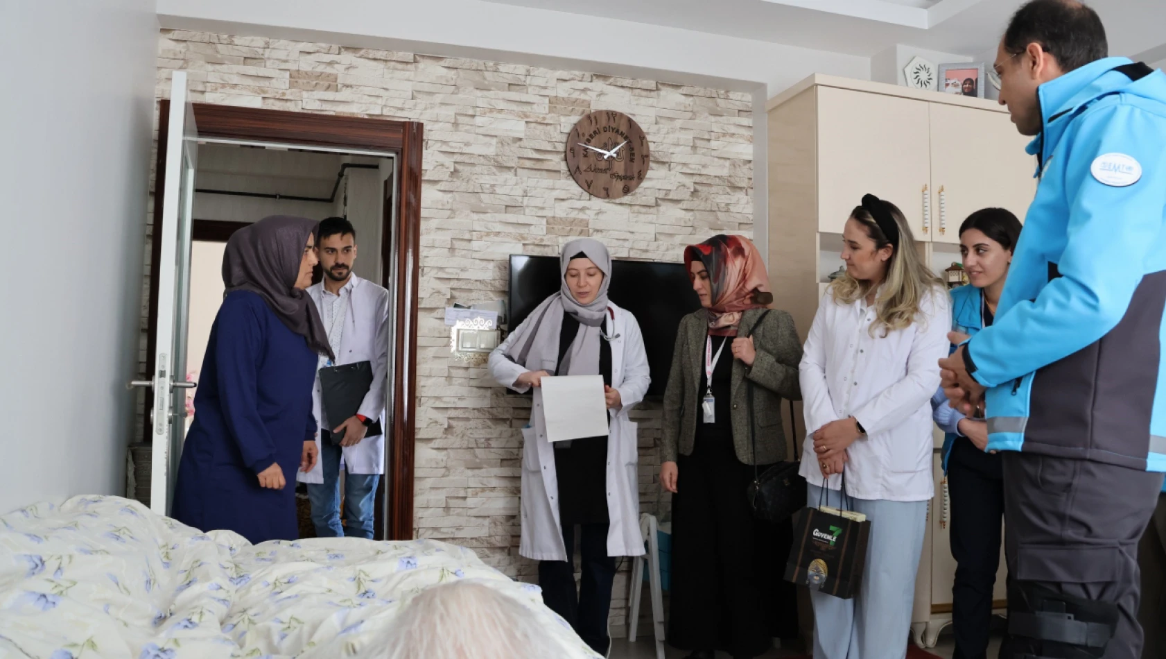 İl Sağlık Müdürü Erşan'dan Yaşlılar Haftasında Anlamlı Ziyaret