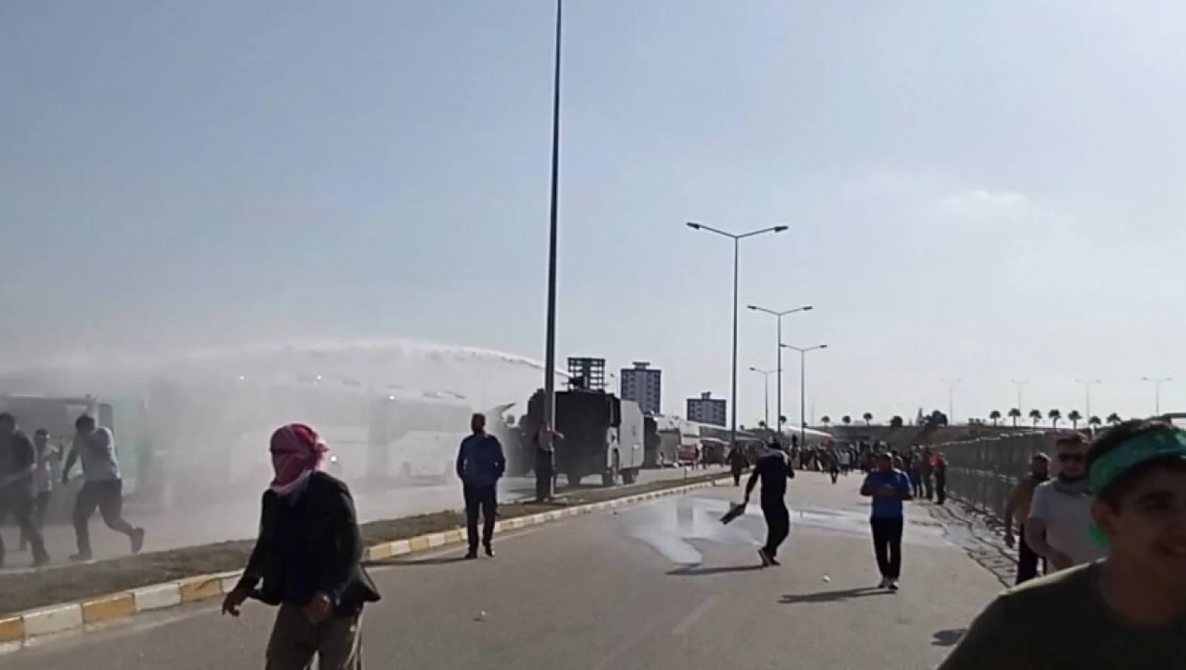 İncirlik Üssü'ne girmeye çalışan gruba polis müdahale etti