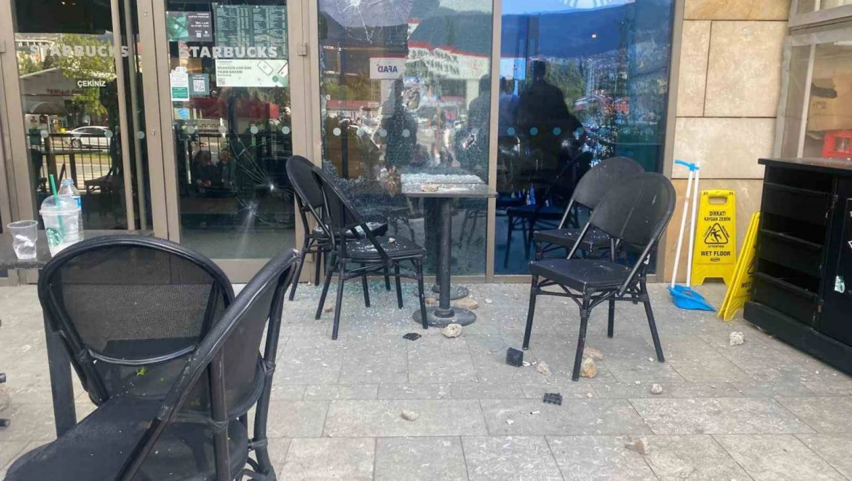 Kahramanmaraş'ta Starbucks'a taşlı silahlı saldırı!