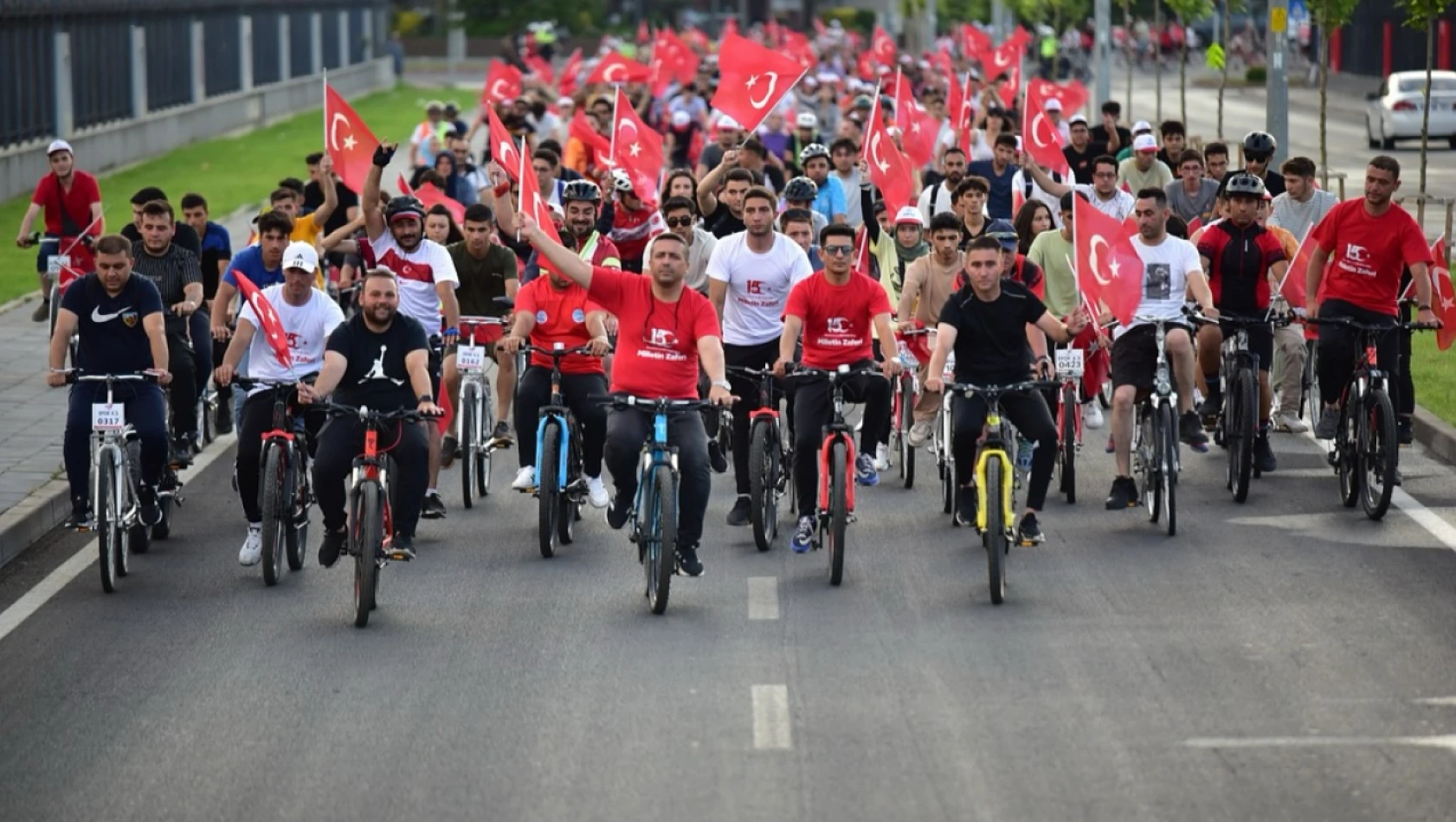 Kayseri'de binler demokrasi için pedal çevirdi