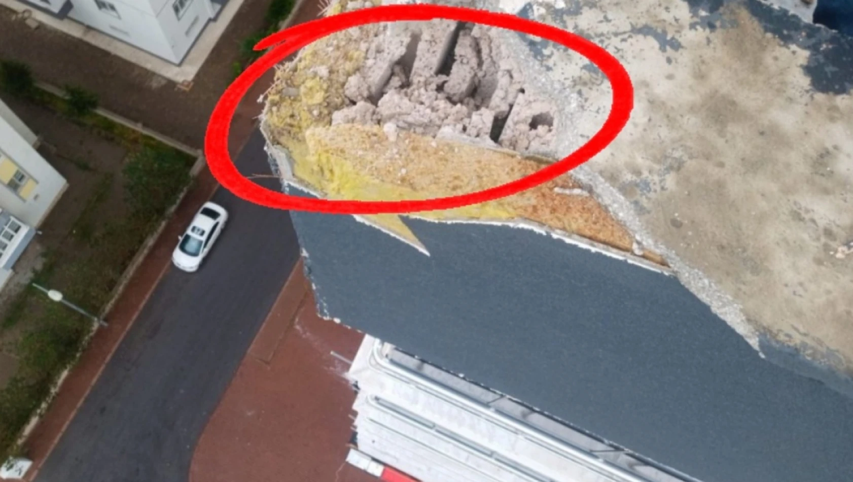 Kayseri'de bir binanın çatısına yıldırım düştü!