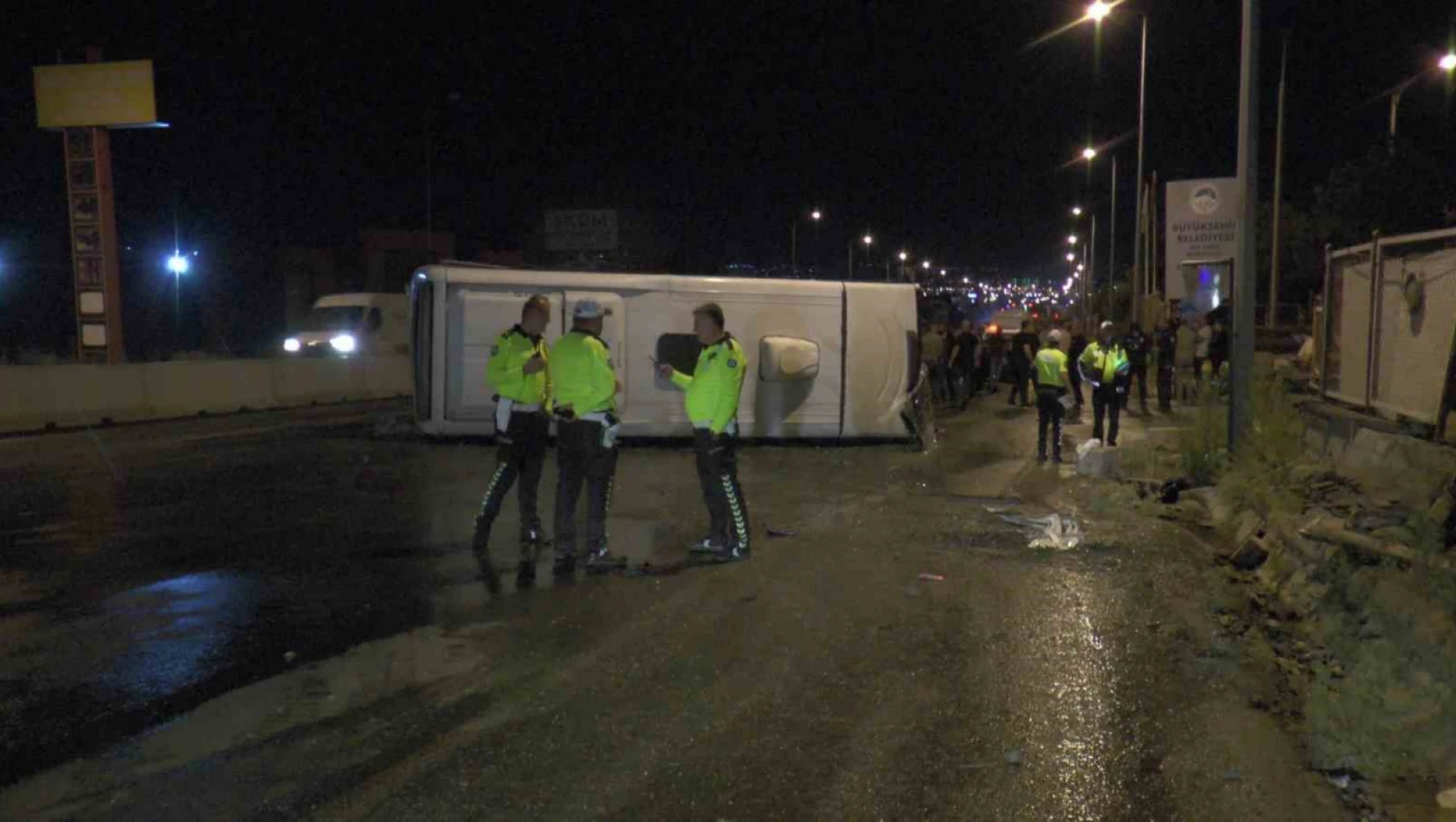 Kayseri'de işçi servisi devrildi! Yaralılar var