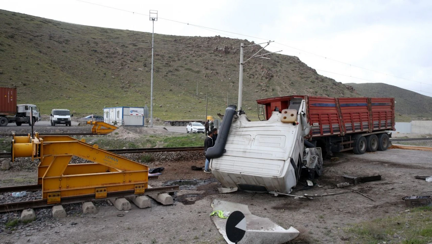 Kayseri'de tır sürücüsüne lokomotif çarptı