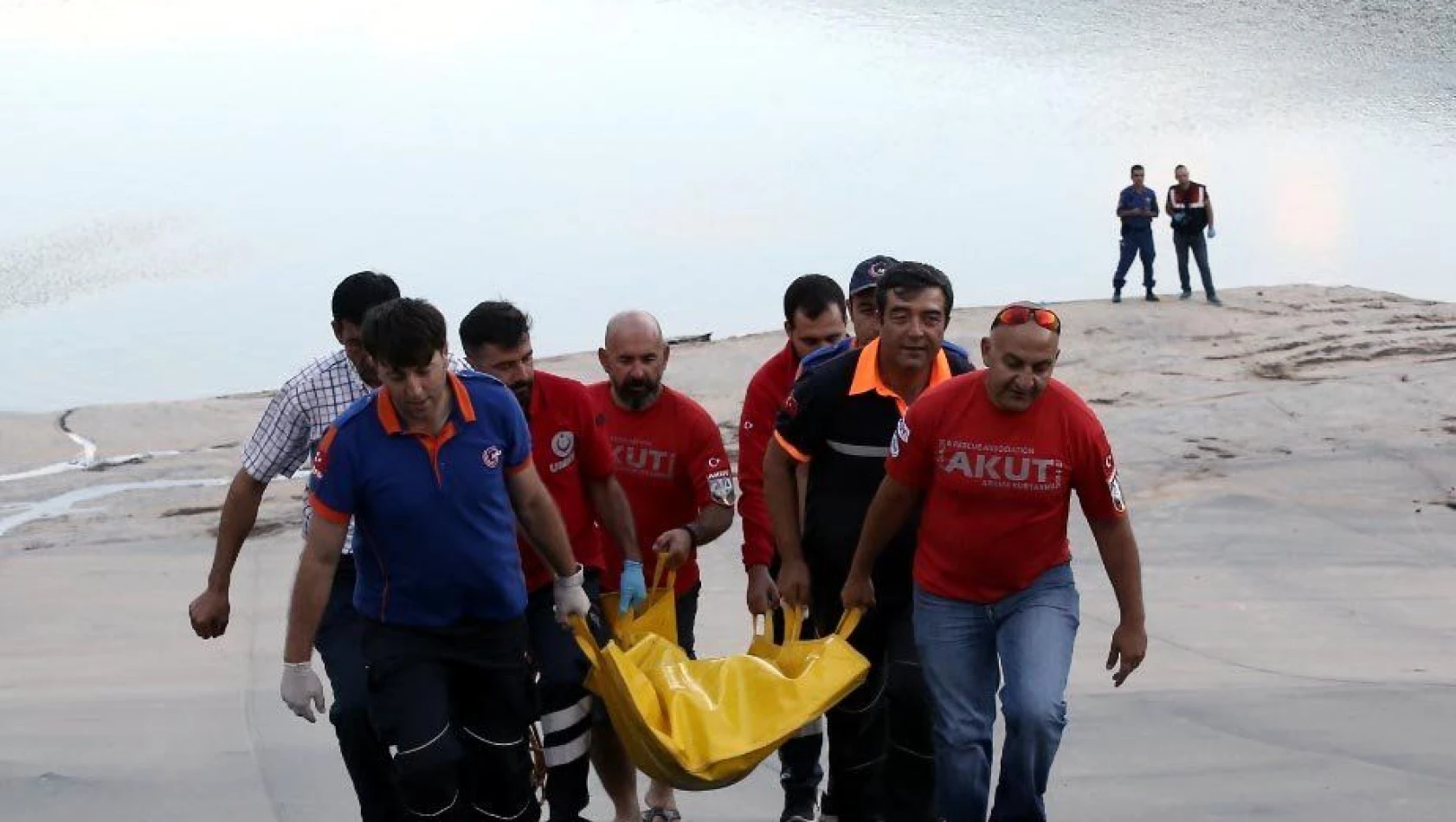 Serinlemek için gölete giren genç boğuldu