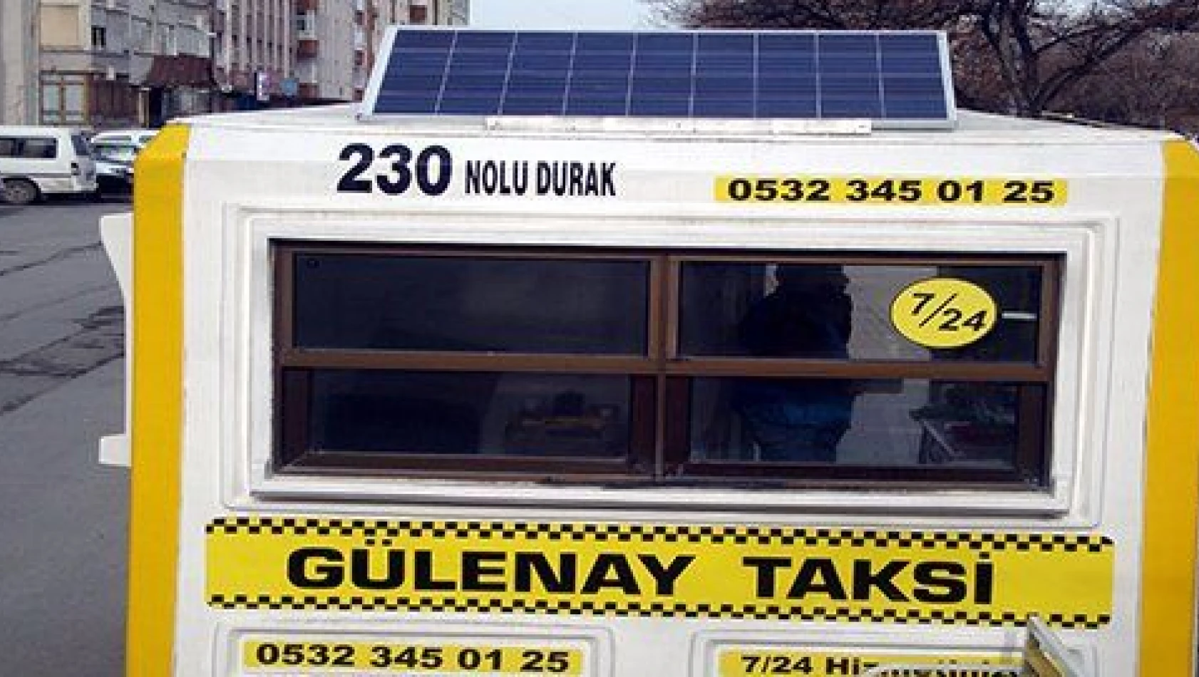 Taksi durağının elektriğini güneşten sağlıyor  