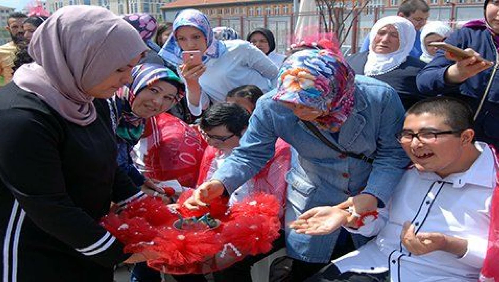 Zihinsel engelli öğrencilerin ellerine asker kınası yakıldı