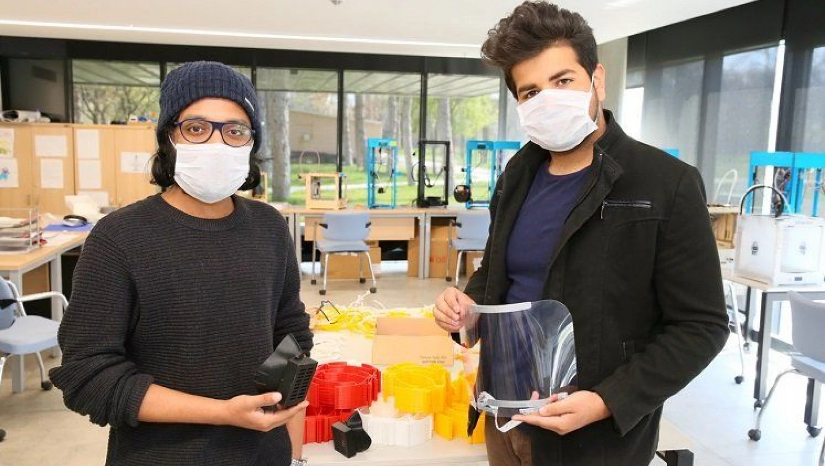 AGÜ'lü yabancı öğrenciler, sağlık çalışanları için siperlikli maske üretiyor