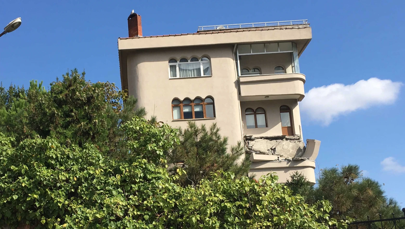 Şişli'de 5 katlı binanın balkonu artçı depremle yıkıldı