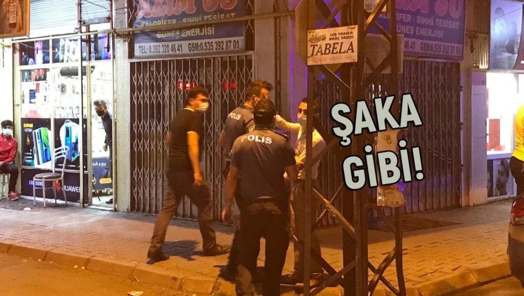 Şaka gibi... Çatıya çıkan şahsı izlemeye geldiler, ceza yiyip gittiler