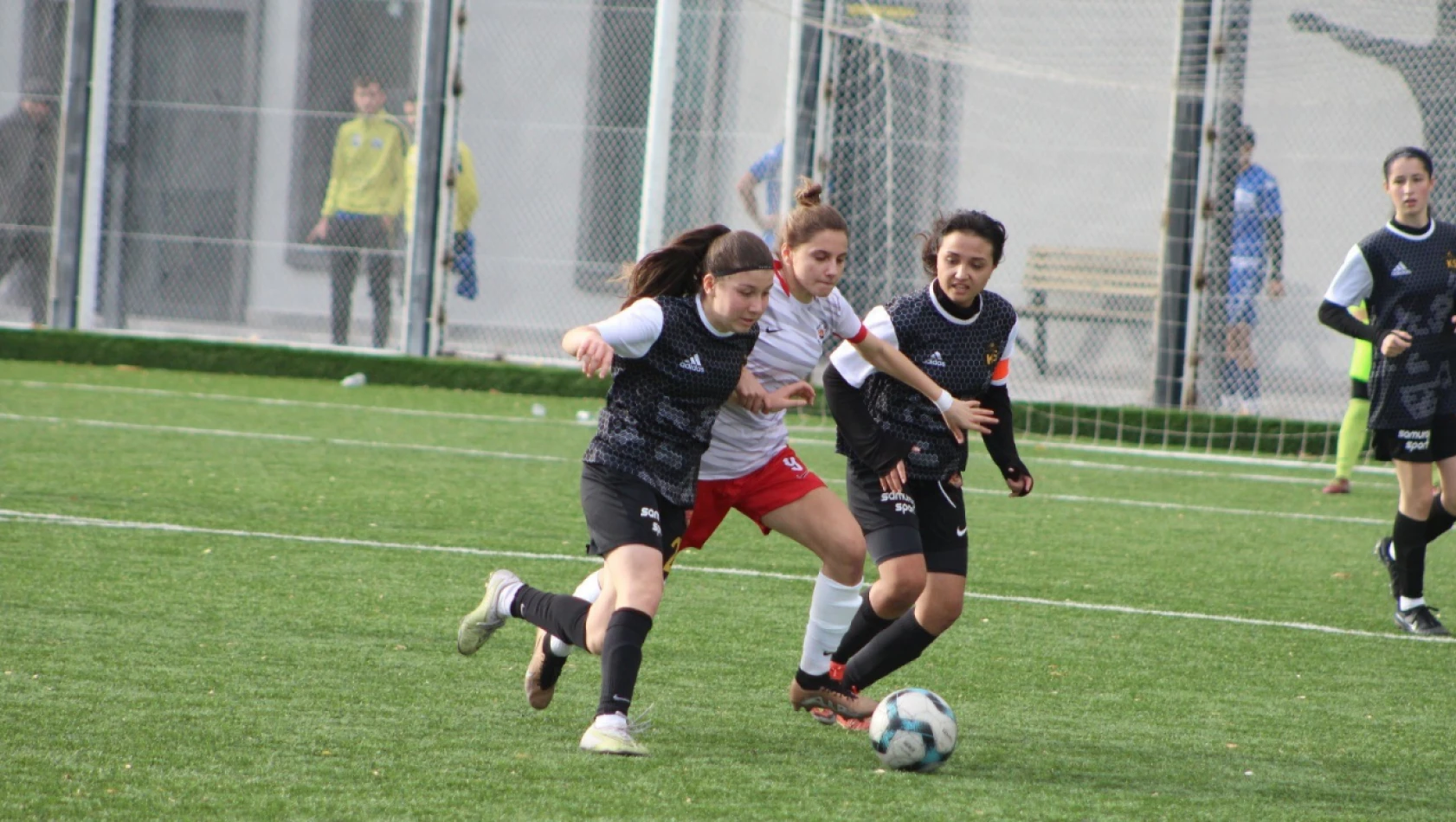 Kayseri Kadın futbol takımı İzmir ekibine kaybetti (2-3)