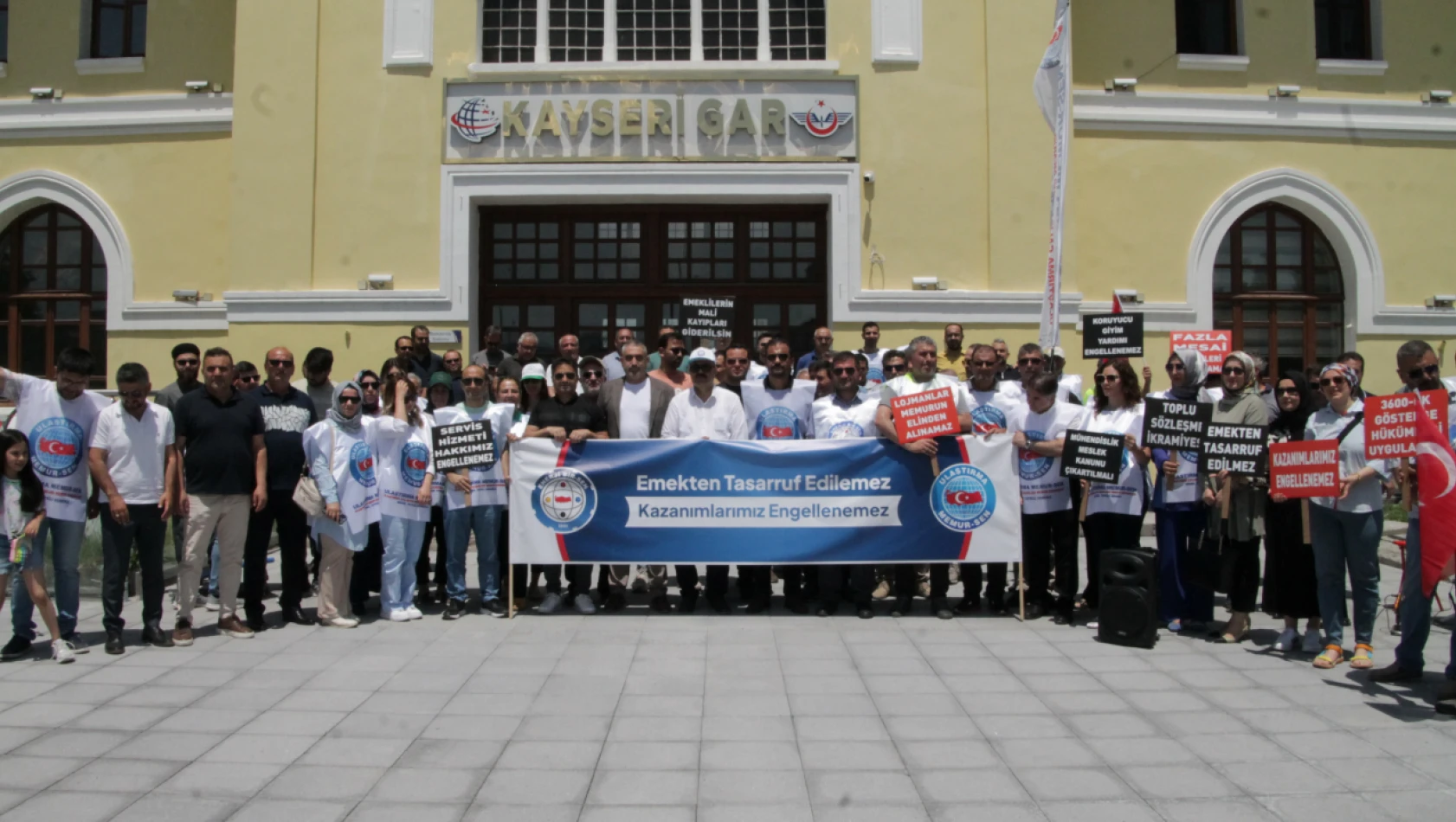 Kayseri Tren Garında Memur Ve Emekli Hakları İçin Toplanıldı