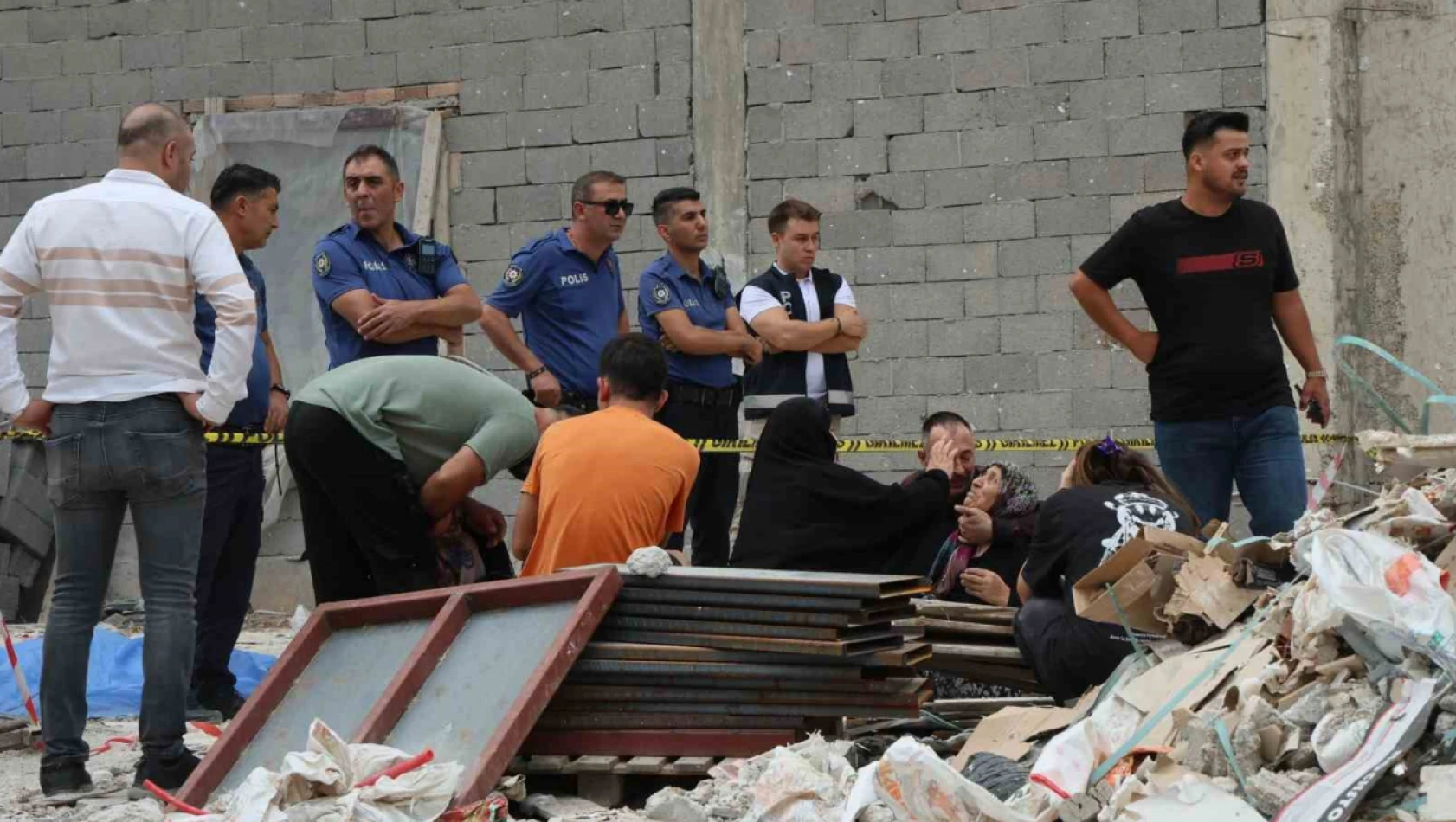 Vinçteki kova işçilerin üzerine düştü: 2 ölü