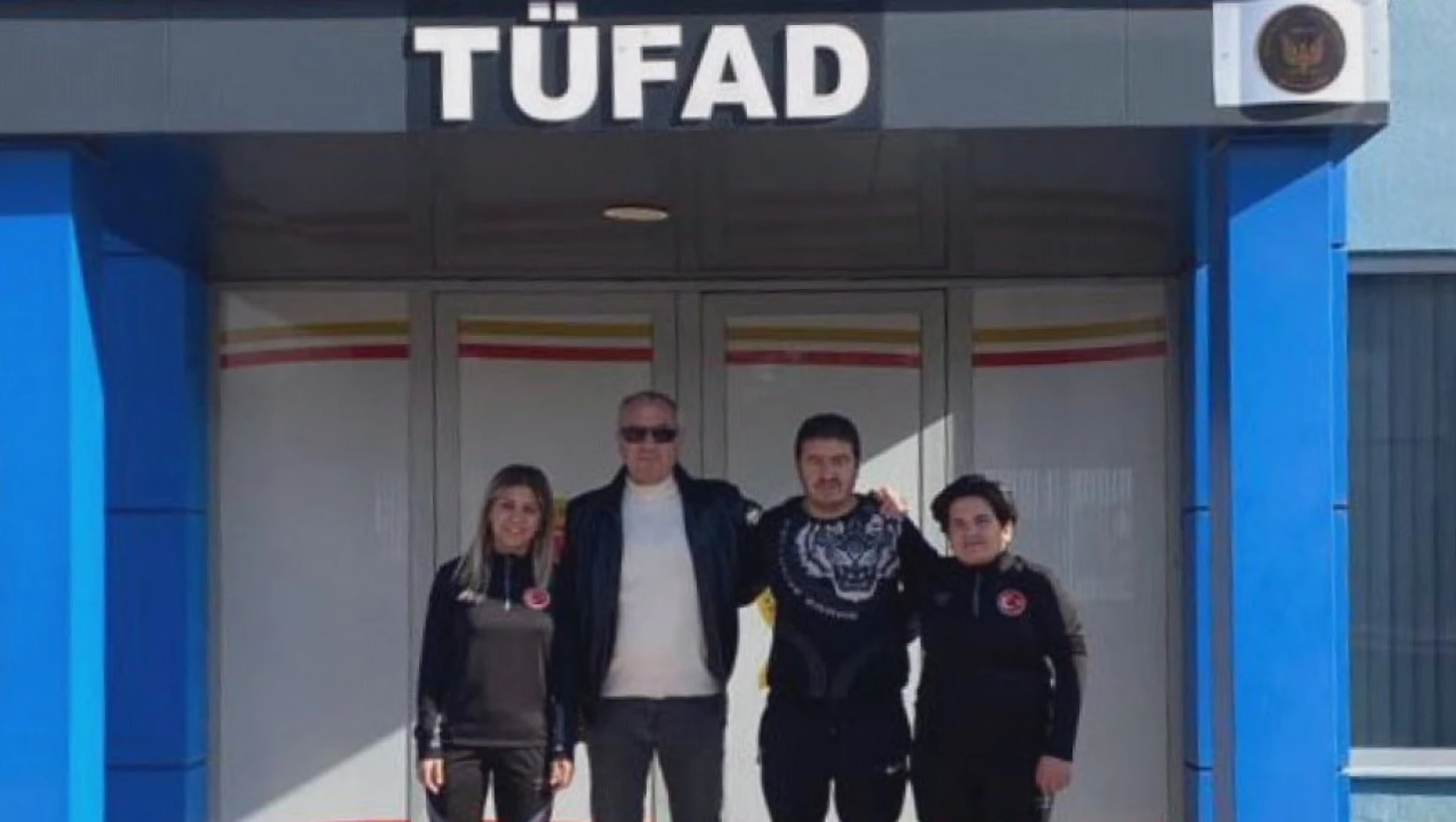 Milli futbolcular TÜFAD'ı ziyaret etti