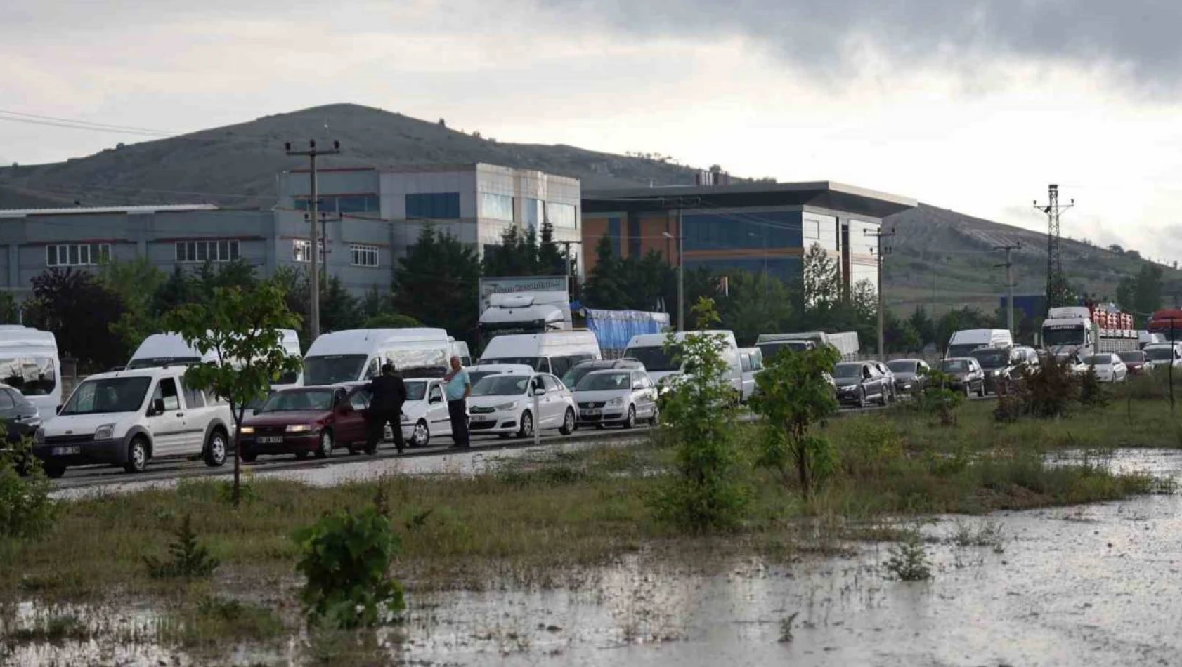 Nevşehir'de yağış trafigi felç etti