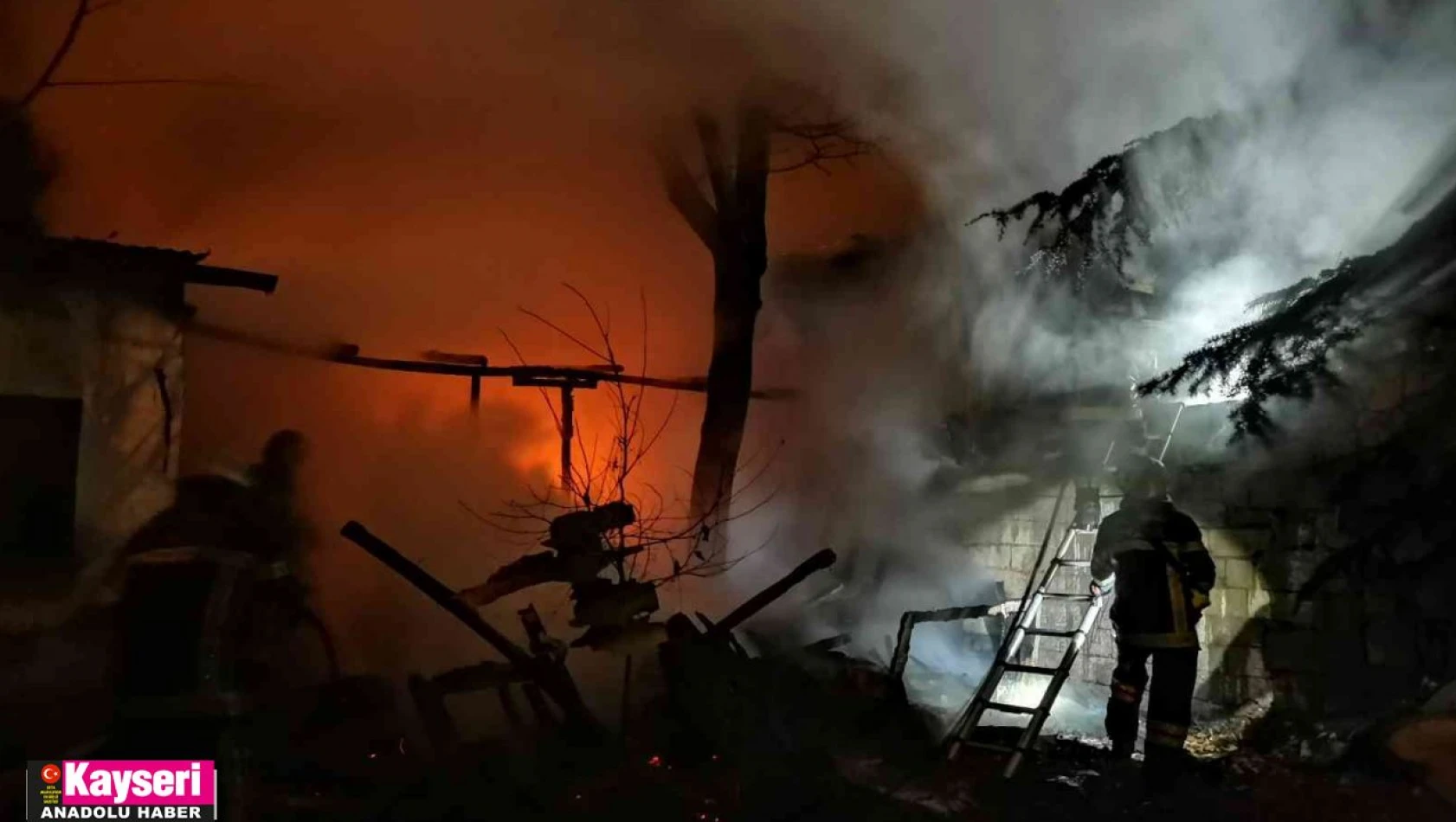 Odunlukta çıkan yangın 2 eve hasar verdi