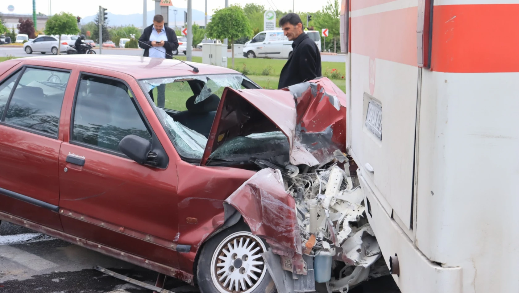 Otobüs İle Otomobilin Çarpıştığı Kazada Yaralılar Var