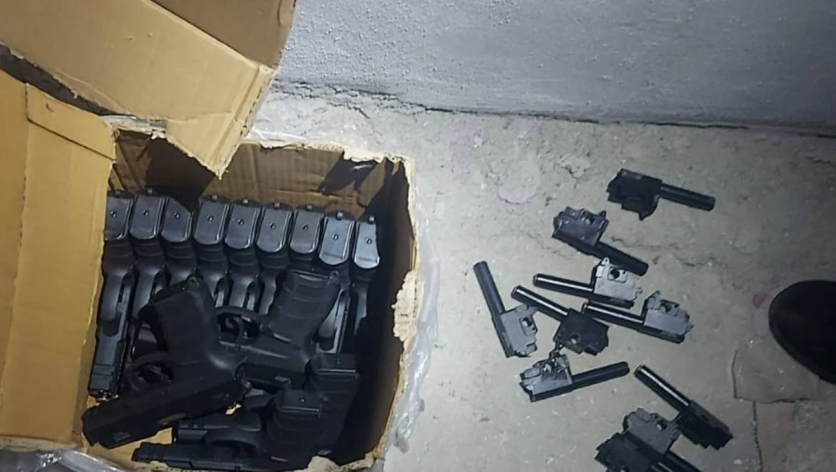 Adana'da 13 ruhsatsız tabanca ve silah parçaları ele geçirildi