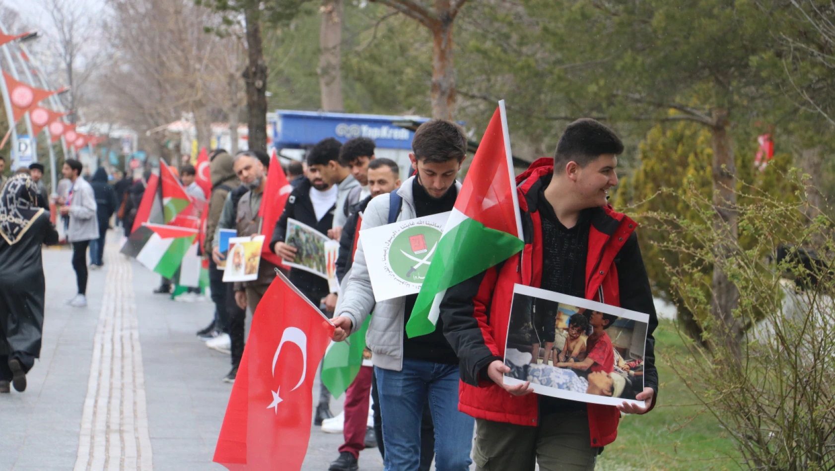 Sivas'ta öğrenciler Filistin için yürüdü