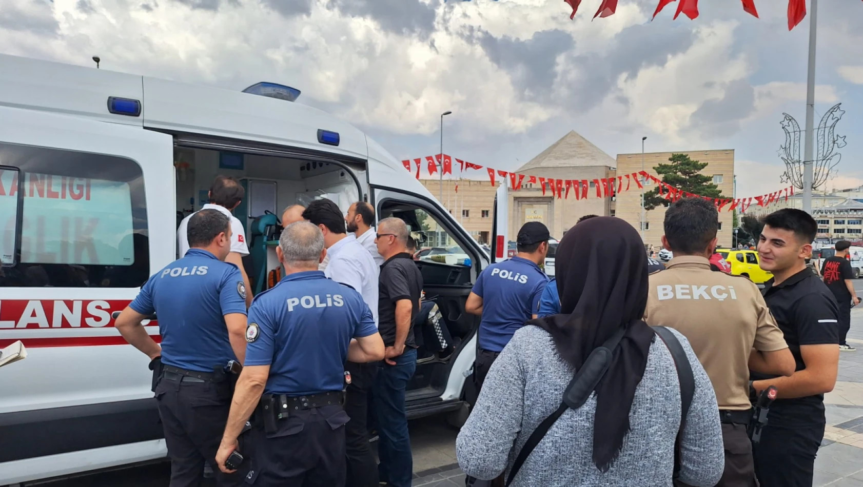 Son dakika! Kayseri'de dehşet anları - Cumhuriyet Meydanı'nda kendini yakmaya çalıştı!