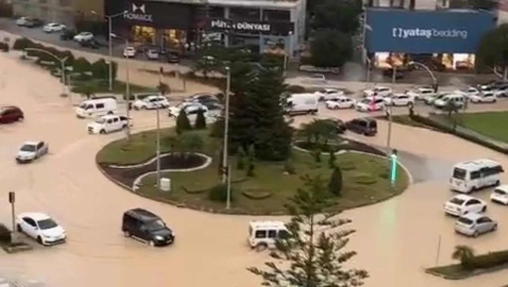 Su borusu patladı, yollar nehre döndü