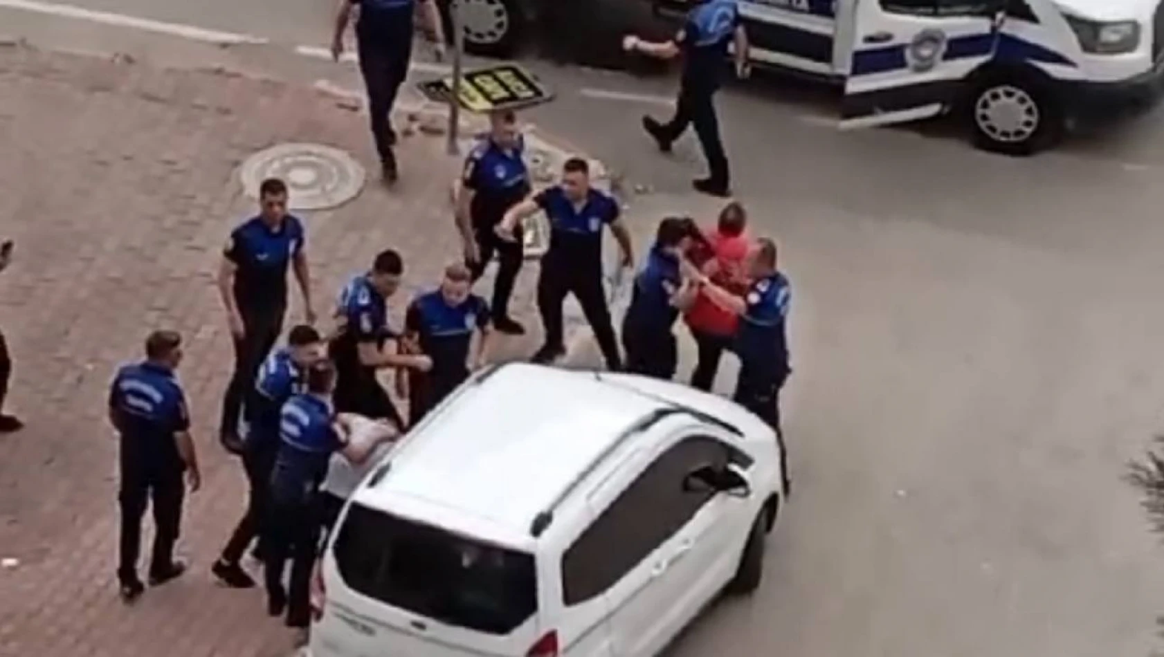Adana'da Bir Esnaf Zabıtaya Saldırdı!