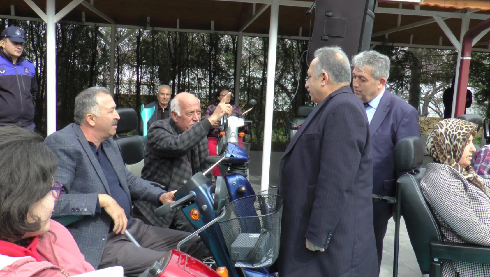 Talas'ta Hayırsever İş Birliğiyle Engelli Araçları Teslim Töreni Düzenlendi