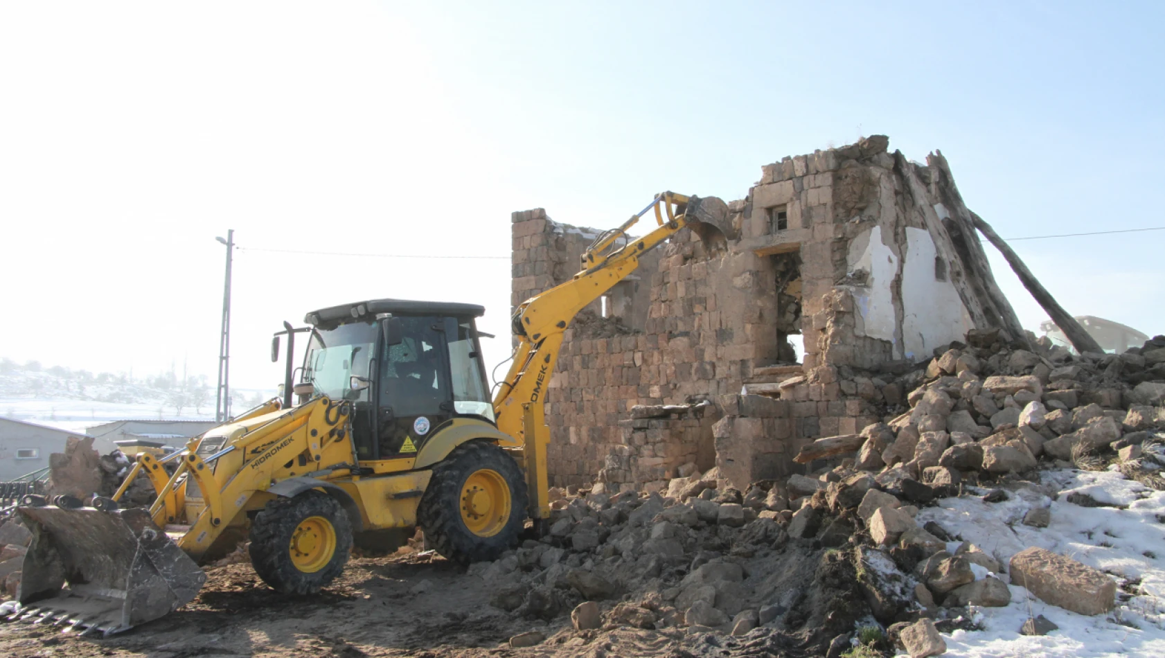 Talas'ta terk edilmiş binalar yıkılıyor