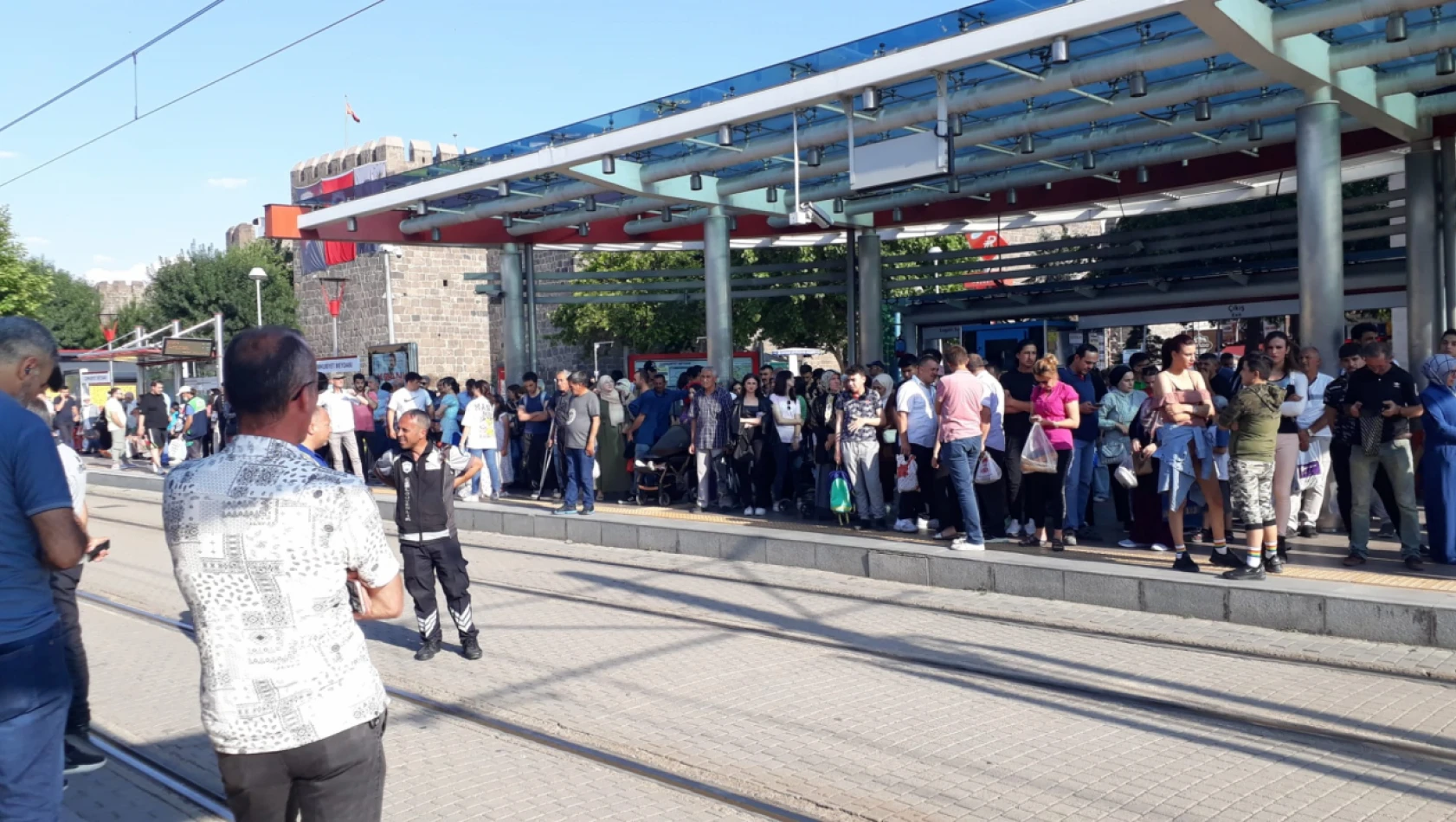 Tramvay duraklarında şaşırtan yoğunluk