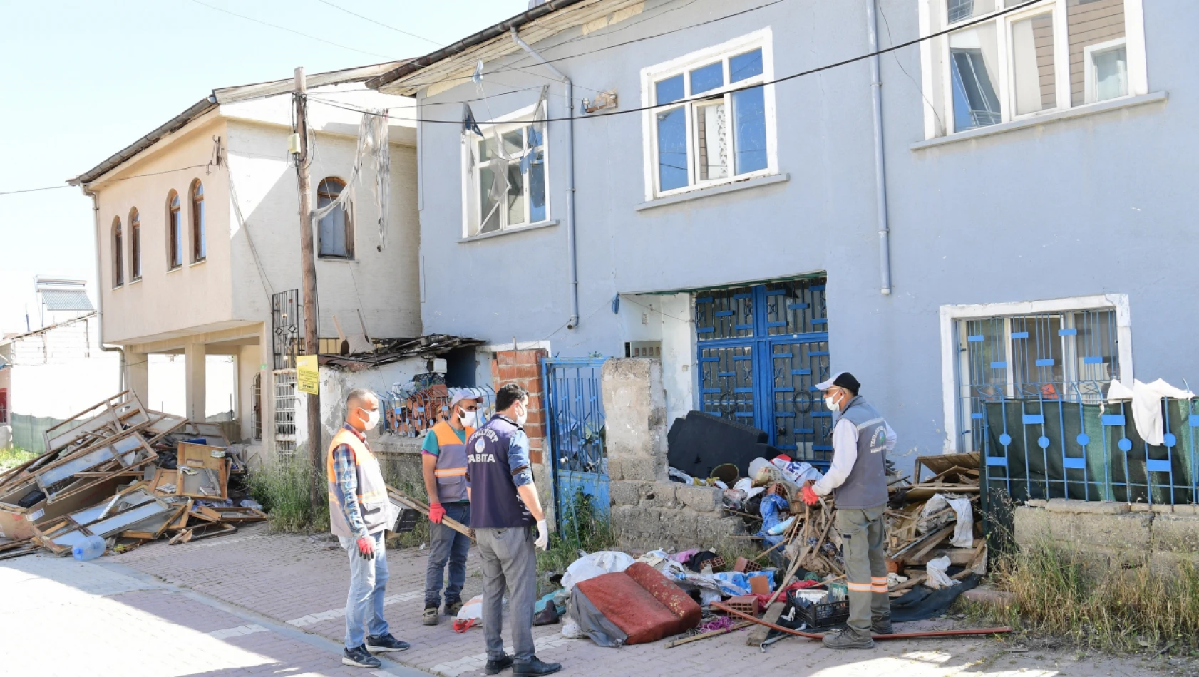 Yeşilyurt'ta bir evde 7 kamyon çöp çıktı