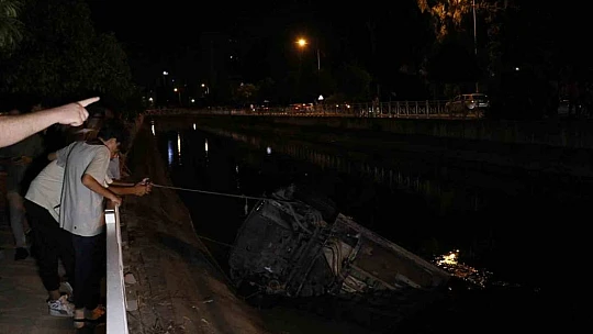 Adana'da otomobil sulama kanalına düştü: 1 ölü, 1 yaralı