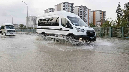 Adana'da sabah saatlerinde etkili olan sağanak her yeri su altında bıraktı