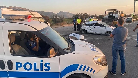 Lastiği patlayan otomobil kaza yaptı