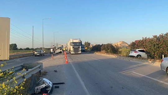 Lastiği patlayan otomobil kaza yaptı