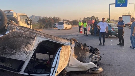 Lastiği patlayan otomobil kaza yaptı