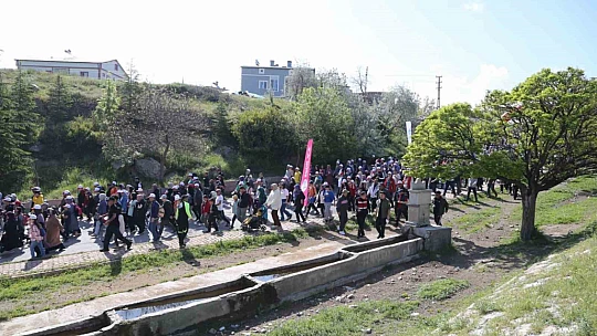 Akar ve Büyükkılıç doğa yürüyüşüne katıldı