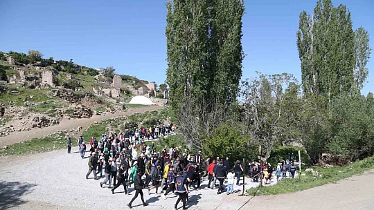 Akar ve Büyükkılıç doğa yürüyüşüne katıldı