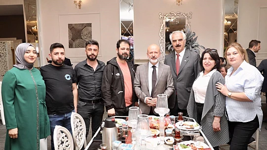 Çolakbayrakdar, deprem bölgesinde çalışanlara teşekkür etti
