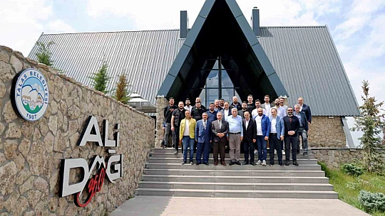 Başkan Yalçın her akşam depremzedeleri ziyaret ediyor