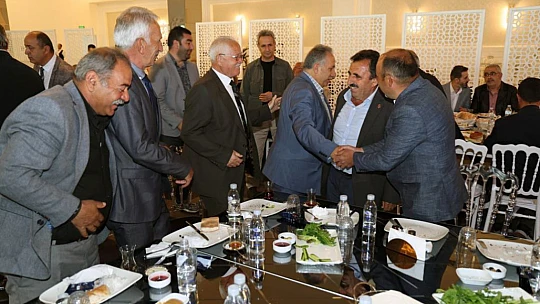 Başkan Yalçın her akşam depremzedeleri ziyaret ediyor
